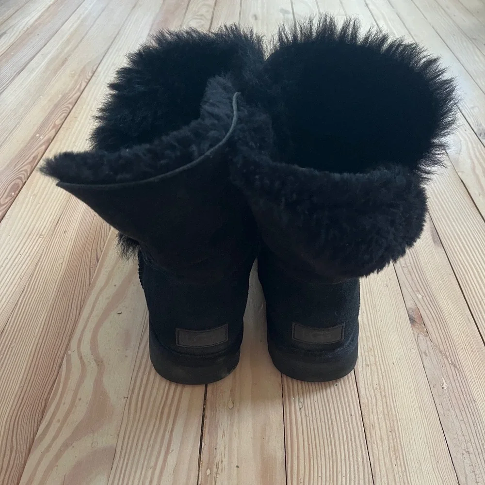 UGG Bailey Button Black Suede Shearling Boots Womens 9 Mid Calf comfort casual